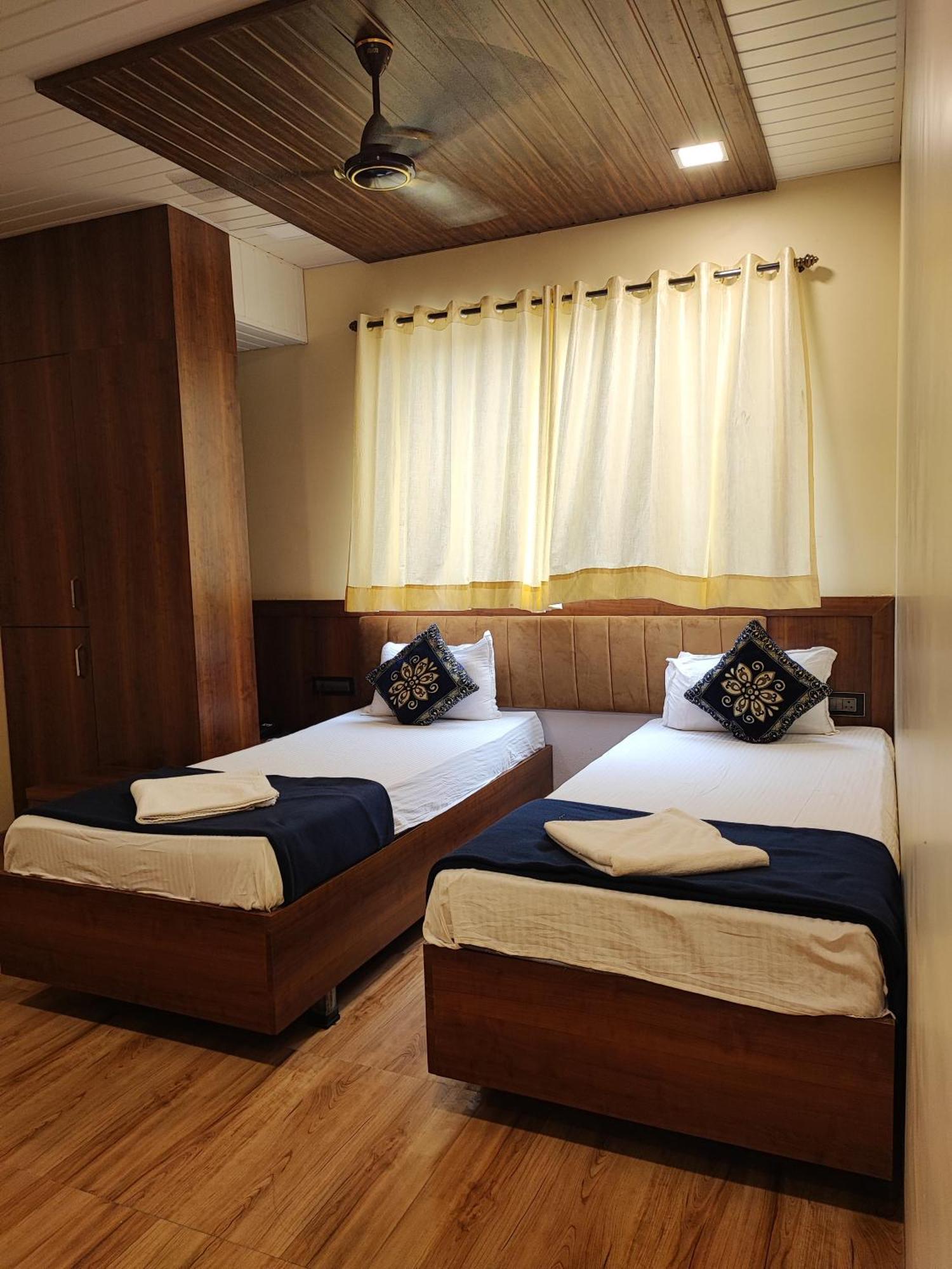 Hotel Starlit Нави Мумбай Екстериор снимка