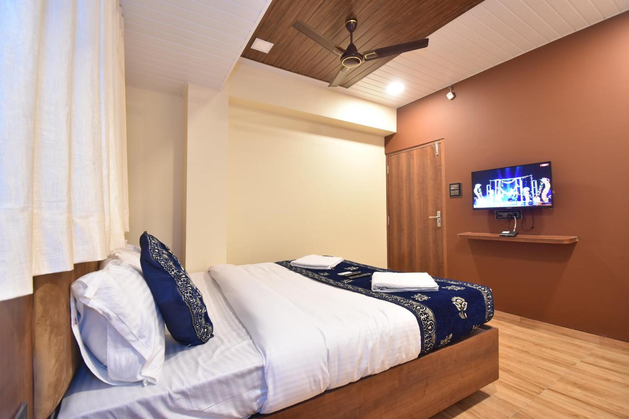 Hotel Starlit Нави Мумбай Стая снимка